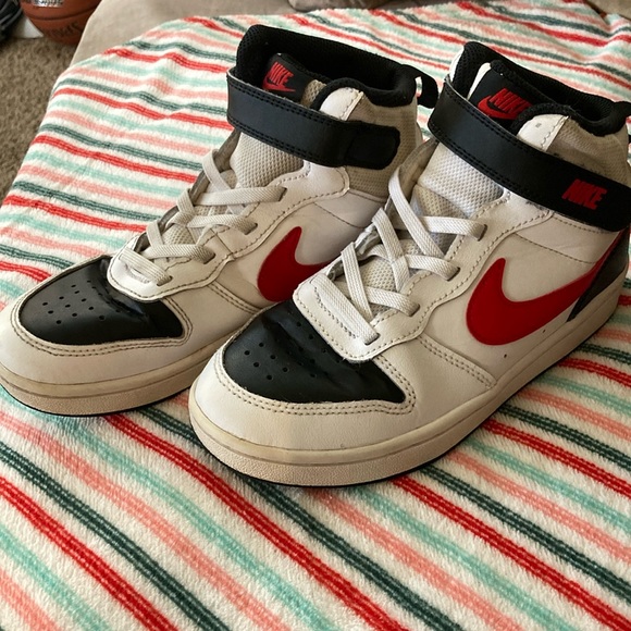Like new Nike Shoes (all day play ) Size 2.5 y Court Borough Mid 2 for kids . - Picture 1 of 10